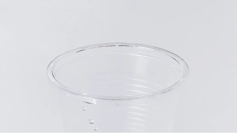 The pros and cons of different plastic cup sizes for drinks.png